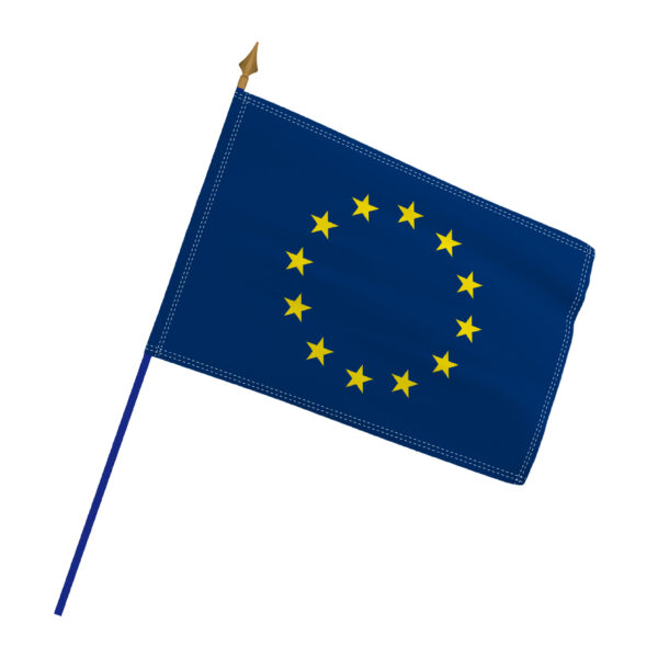 Drapeau Europe représenté sur une hampe en bois gainée de plastique bleu terminé par une lance en plastique de couleur bronze