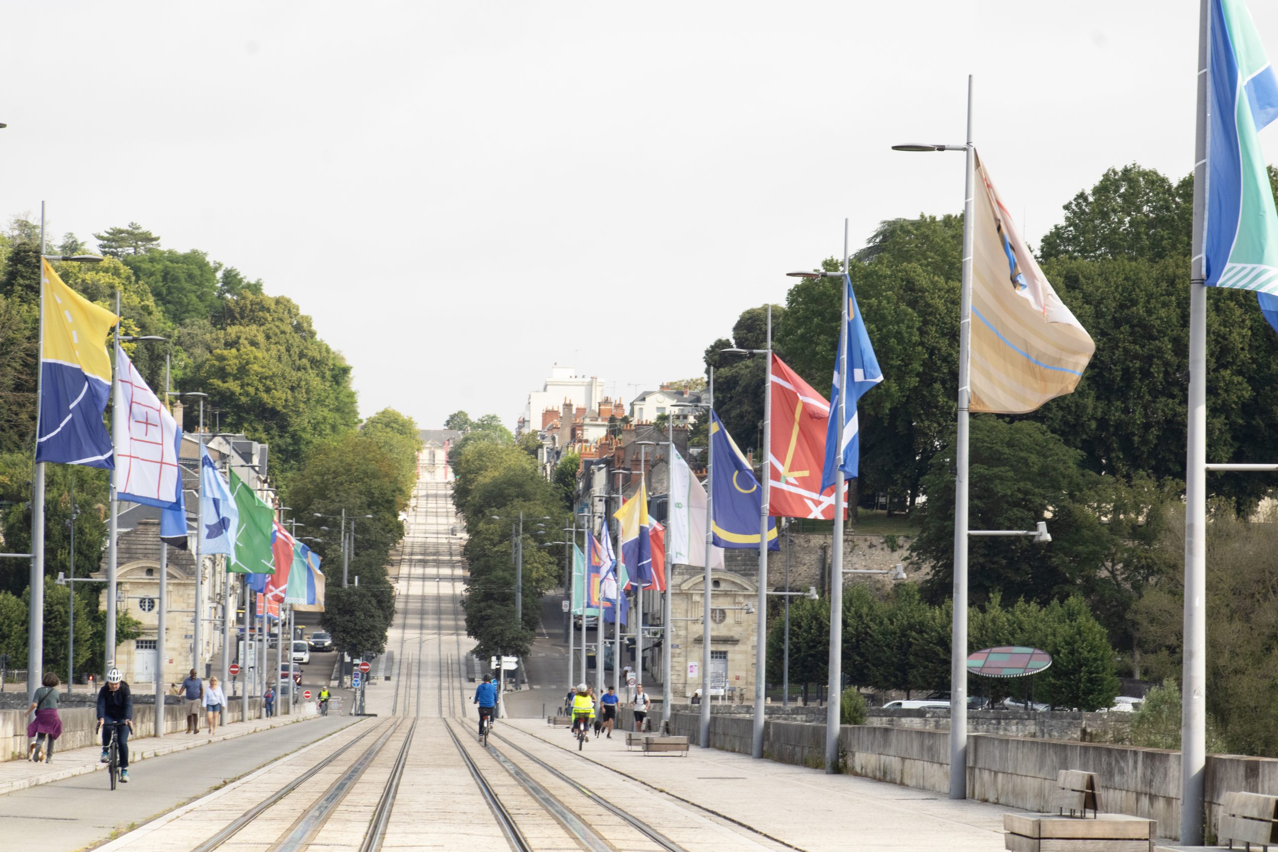 Pont Wilson à Tours en 2024 avec le pavoisement des JO